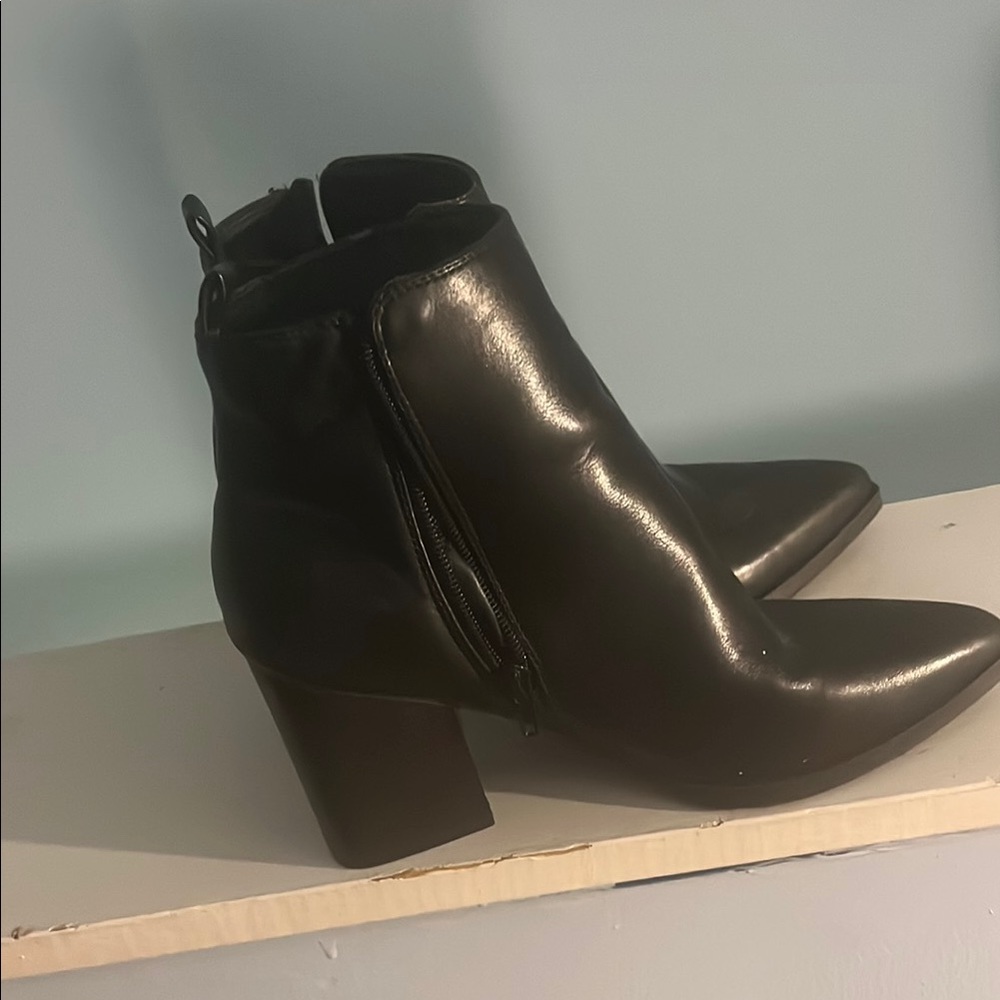 Sophisticated Black Heeled Boots with Chunky Block Heel